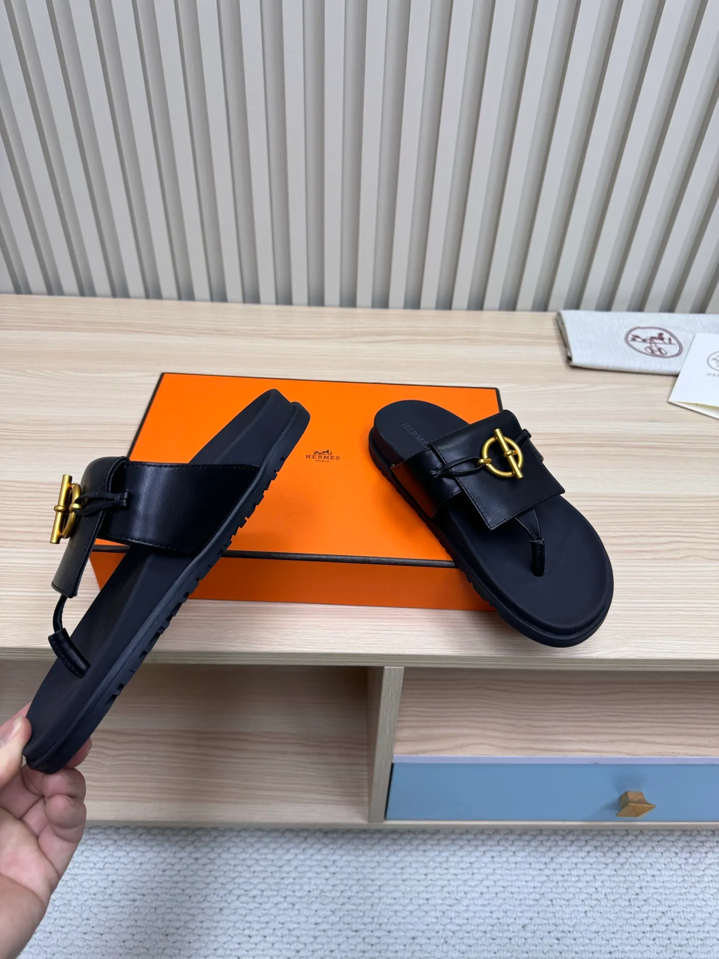 👟👟Ex-factory price 502👟👟Hermes🐎The extremely popular couple’s slippers/the latest hardware buckle sandals and slippers, paired with various colorful socks, so trendy!  ———————— Upper: imported cowhide/sheep leather/cloth/palmprint leather lining: imported cowhide/sheepskin outsole: Tpu non-slip and wear-resistant outsole Female size: 35-42 (40.41.42 non-returnable and non-exchangeable) Male code: 39-45 (45 non-returnable and non-exchangeable)